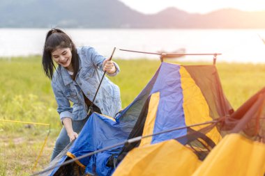 Bir grup arkadaş göl ve dağ kenarında seyahat edip kamp yapıyorlar..