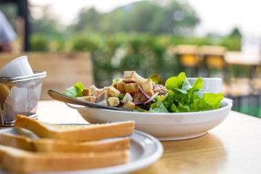 Ton balıklı salata, masada salata sosu..