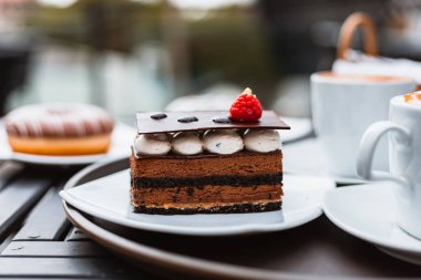 Çikolatalı pasta, biftek sepeti ve masada kahve olmasın.. 