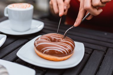 Ellerinizi çatal ve bıçakla kapatın. Donut şeklini kesin.