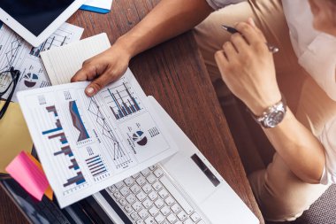 İşadamı kalemi tutuyor ve verileri hesaplıyor. belge grafik şeması ve pazarlama raporu. İş ofisi kavramı.