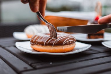 Ellerinizi çatal ve bıçakla kapatın. Donut şeklini kesin.