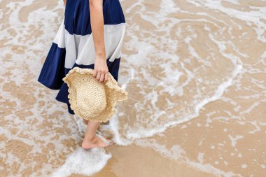 Kumsalda yürüyen mutlu genç kız. Yaz seyahati, meslek, tatil konsepti.