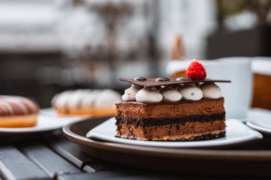 Çilekli çikolatalı pasta. Tatlı konsepti.