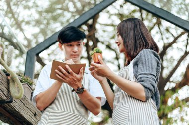 Kadınlar kaktüs tutar, erkekler de kitap yazar. Aşk çifti Darden Kaktüsüyle hobilerinin tadını çıkarıyor..