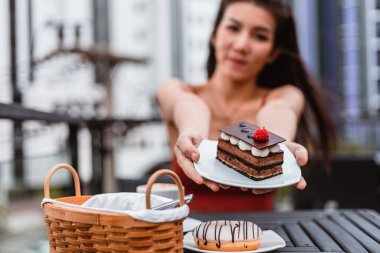 Çilekli çikolatalı pasta. Tatlı konsepti.