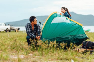Bir grup arkadaş göl ve dağ kenarında seyahat edip kamp yapıyorlar..