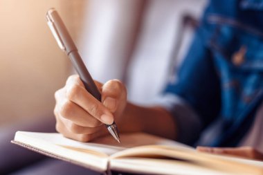 İş kadını defterine not alıyor..