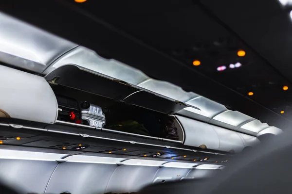 Багаж Верхней Полке Самолета — стоковое фото