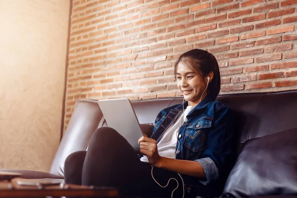 Joven Mujer Feliz Sentado Sofá Uso Una Tableta Concepto Relajante — Foto de Stock