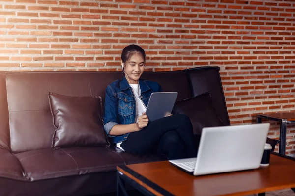 Joven Mujer Feliz Sentado Sofá Uso Una Tableta Portátil Mesa — Foto de Stock