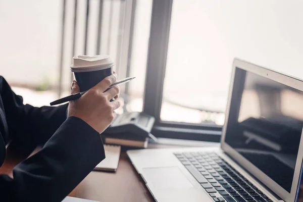 Ruce Obchodních Žen Drží Horký Šálek Kávy Mezi Prací Notebooku — Stock fotografie