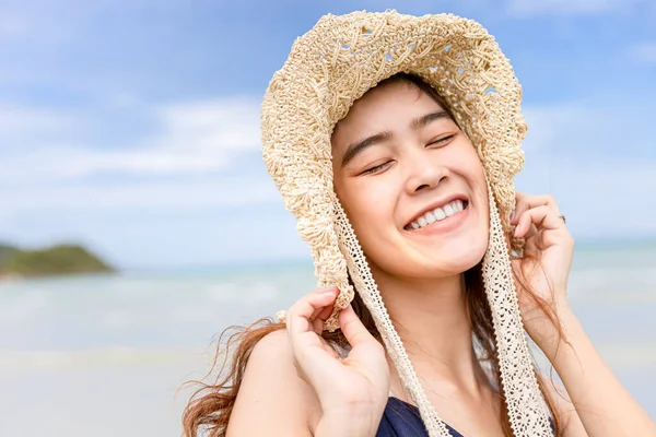 Güneşli Günlerdeki Kadın Gülüşü Yaz Tatillerinde Tropik Plajlarda Mutlu — Stok fotoğraf