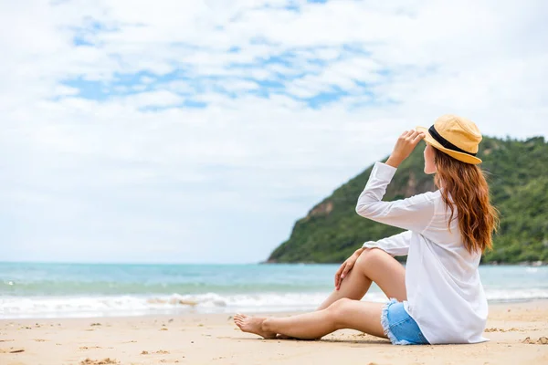 Güzel Bir Kadın Portresi Kumsalda Oturan Bir Şapka — Stok fotoğraf