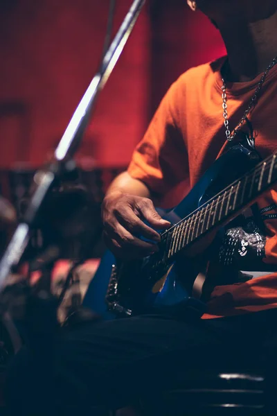 Homem Mão Tocando Guitarra Acústica Cantando Palco Noite — Fotografia de Stock