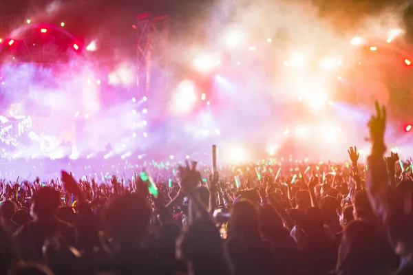 Multidão Com Mãos Levantadas Festival Concerto — Fotografia de Stock