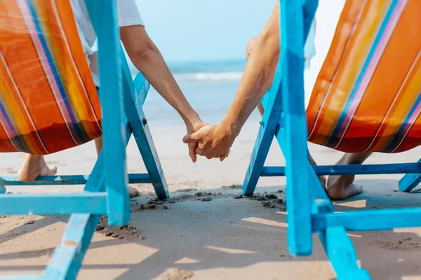 Couple Sitting Deck Chairs Beach Honymoon Love Travel Vacation Concept — Stock Photo, Image