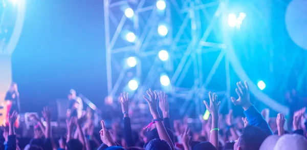 Πλήθος Σηκωμένα Χέρια Στο Φεστιβάλ Συναυλιών — Φωτογραφία Αρχείου