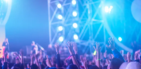 Multidão Com Mãos Levantadas Festival Concerto — Fotografia de Stock