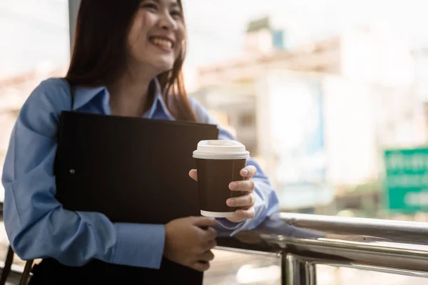 Bella Donna Tenere Una Tazza Caffè Dossier Andando Lavorare Mattino — Foto Stock