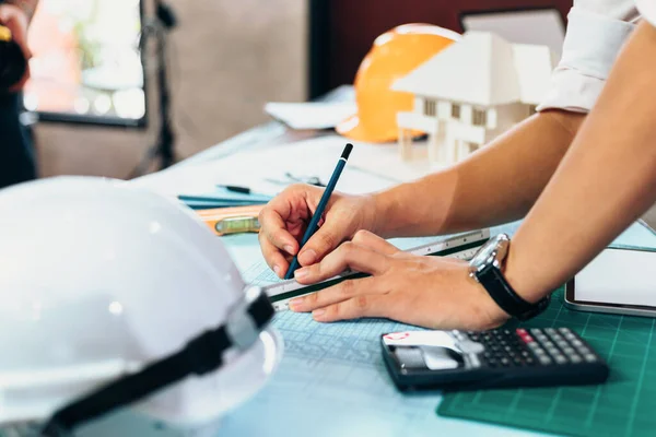 Engenheiros Segurando Uma Caneta Apontando Para Edifício Desenho Plano Construção — Fotografia de Stock