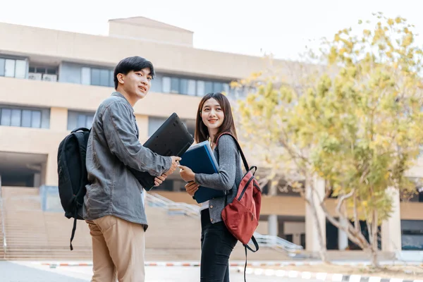 Middelbare Scholieren Houden Boek Laptop Praten Lachen Een Gang Tussen — Stockfoto