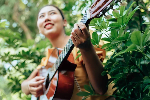 Manos Mujer Tocando Guitarra Acústica Divertirse Aire Libre Cerca — Foto de Stock