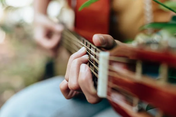 Руки Жінки Грають Акустичній Гітарі Отримують Задоволення Відкритому Повітрі Крупним — стокове фото