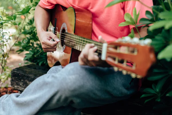 Manos Del Hombre Tocando Guitarra Acústica Divertirse Aire Libre Cerca — Foto de Stock