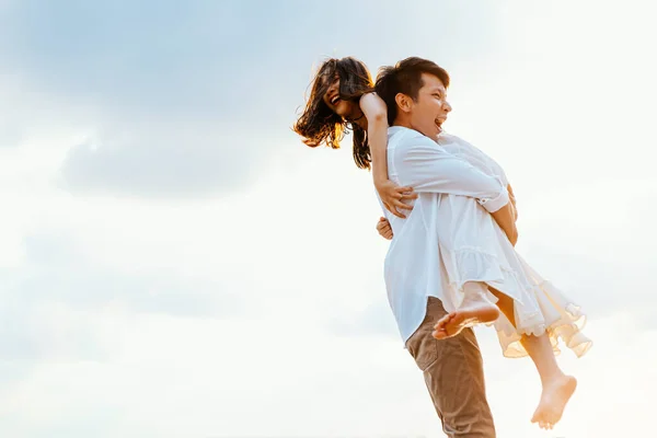 Romantisches Paar Mit Liebe Und Umarmung Strand — Stockfoto