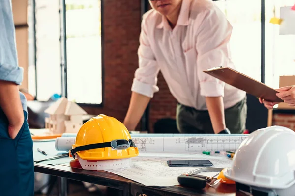 Casques Sécurité Sur Table Lors Construction Site Architecte Ingénieur Homme — Photo