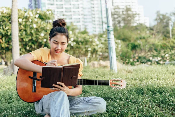 Compositora Crear Escribir Notas Letras Libro Sobre Hierba Los Parques — Foto de Stock