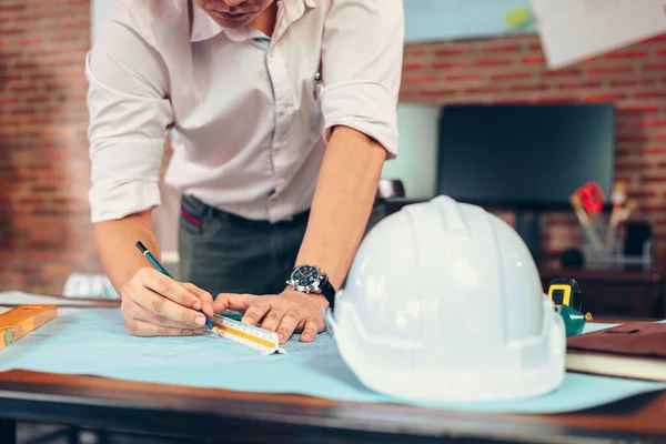 Engenheiros Segurando Uma Caneta Apontando Para Edifício Desenho Plano Construção — Fotografia de Stock