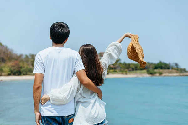 Honeymoon Travel Couple Hugging Enjoys Tropical Holiday — Stock Photo, Image