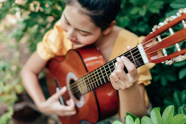 Manos Mujer Tocando Guitarra Acústica Divertirse Aire Libre Cerca — Foto de Stock
