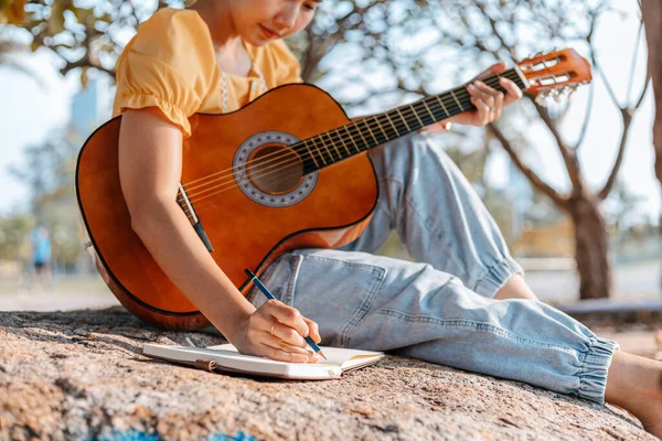 Auteur Compositeur Créer Écrire Des Notes Paroles Dans Livre Sur — Photo