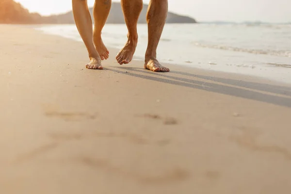 Romantyczna Para Trzymająca Się Ręce Spacerująca Plaży Mężczyzna Kobieta Zakochani — Zdjęcie stockowe