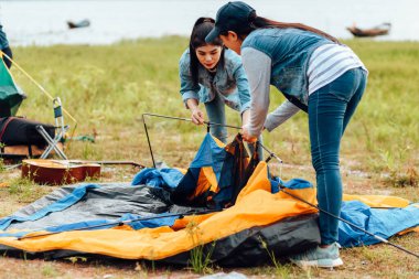 Bir grup arkadaş göl ve dağ kenarında seyahat edip kamp yapıyorlar..