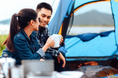 Bir grup arkadaş göl ve dağ kenarında seyahat edip kamp yapıyorlar..