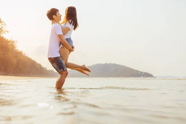 Casal Romântico Ter Amor Abraço Praia — Fotografia de Stock