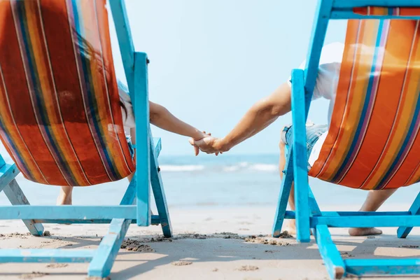 Pareja Sentada Las Tumbonas Playa Luna Miel Amor Viaje Concepto — Foto de Stock