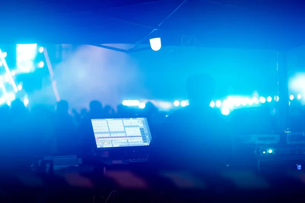 Geluidstechnicus Controle Muziekgeluid Licht Concert Buurt Van Het Podium — Stockfoto