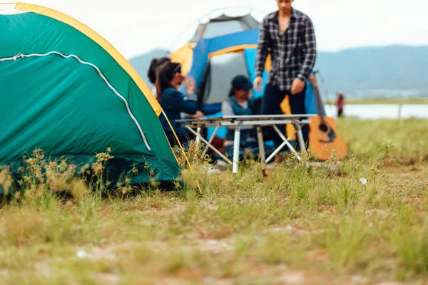 Grupo Amigos Que Viajan Acampan Cerca Del Lago Montaña — Foto de Stock