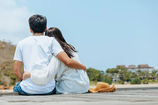 Luna Miel Pareja Viaje Abrazo Sentado Puente Madera Disfruta Sus — Foto de Stock