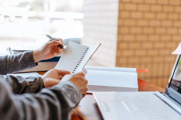 Studenti Delle Scuole Superiori Del College Gruppo Recuperando Cartella Lavoro — Foto Stock