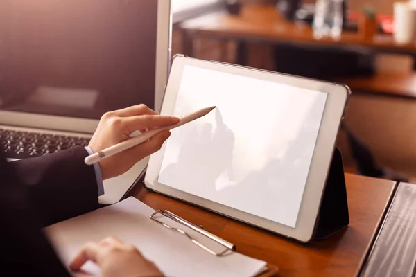 Businesswomen Hand Use Pen Point Tablet Lidé Pracující Tabletu Kanceláři — Stock fotografie