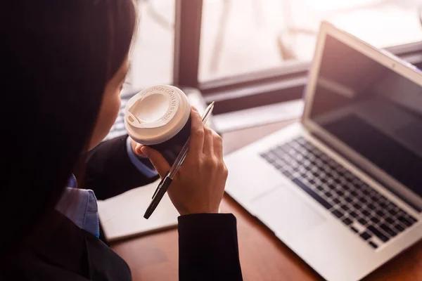 Donne Affari Bevono Caffè Caldo Tra Lavoro Altro Computer Portatile — Foto Stock