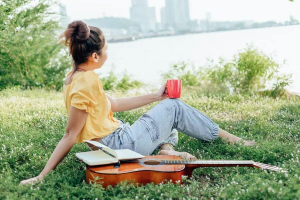 Les Mains Tiennent Une Tasse Café Écrivent Des Notes Des — Photo