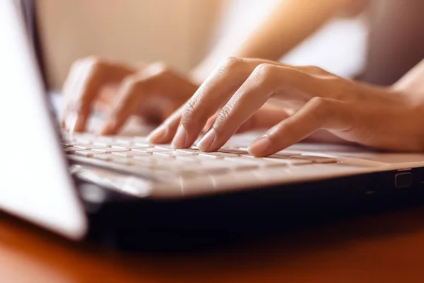 Manos Mujer Escribiendo Ordenador Portátil Escritorio Madera — Foto de Stock