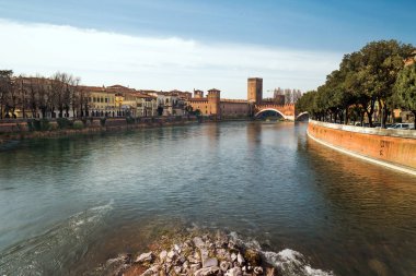 nehir ve Verona Köprüsü manzarasına